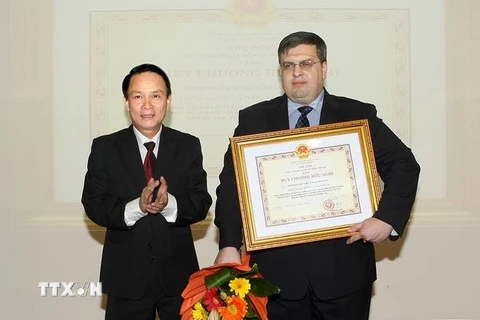 Tặng Huy chương Hữu nghị cho Trưởng Đại diện Hãng thông tấn TASS