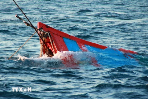 Cứu 9 thuyền viên trên tàu cá bị chìm tại vùng biển Malaysia