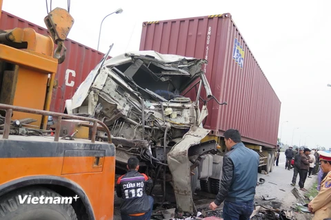 Nam Định: Xe container lấn đường đâm trực diện xe giường nằm