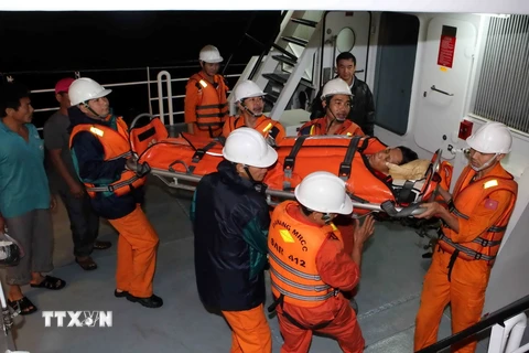 Nỗ lực tìm kiếm ba thuyền viên mất tích gần cửa biển Sóc Trăng