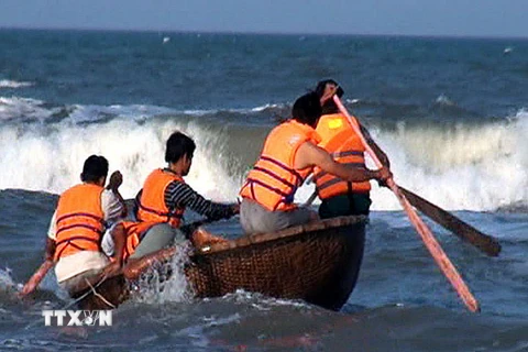 Lật thuyền tại cửa biển Chu Mới khiến một ngư dân mất tích