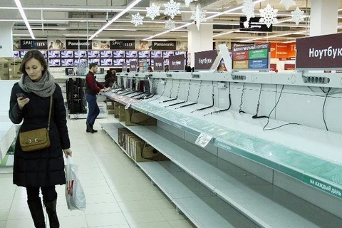 Belarus: Nỗ lực ngăn chặn người dân rút tiền và mua sắm