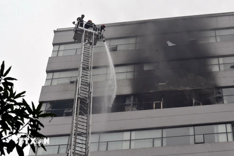 Cảnh sát chữa cháy Hà Nội tiếp nhận 2 xe thang cao 18 tầng nhà