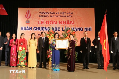 Trao Huân chương Độc lập hạng Nhì cho Ban Tin trong nước TTXVN