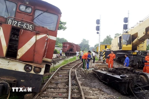 Hà Tĩnh: Xe ôtô đầu kéo vượt rào chắn lao thẳng vào tàu hỏa