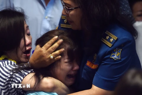 Thi thể nạn nhân QZ8501 được tìm thấy khi đang nắm tay nhau