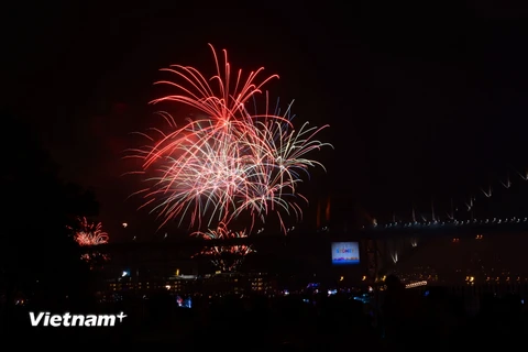 [Photo] Lung linh màn trình diễn pháo hoa đón Năm mới tại Sydney