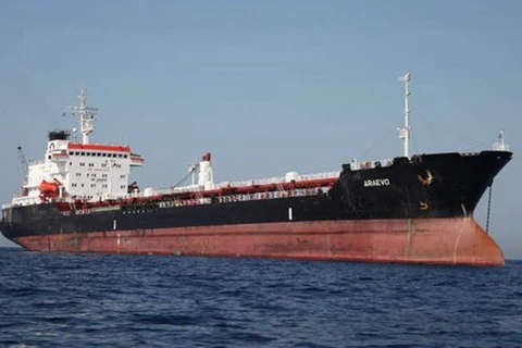 Tàu chở dầu bị oanh tạc tại cảng Libya, nhiều người thương vong