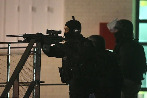 Thủ tướng Pháp: Đã bắt một số người để truy lùng các tay súng