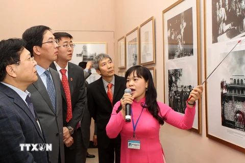 Triển lãm ảnh 65 năm thiết lập quan hệ ngoại giao Việt-Trung
