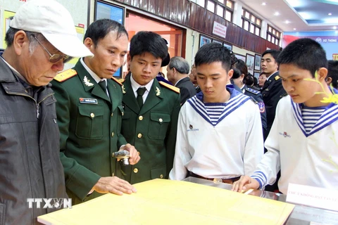 Trưng bày tư liệu về Trường Sa và Hoàng Sa tại tỉnh Hòa Bình