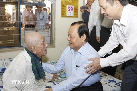 Lãnh đạo TP Hồ Chí Minh thăm các đồng chí lão thành cách mạng