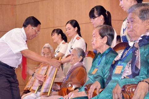 Trà Vinh phong, truy tặng danh hiệu Bà mẹ Việt Nam anh hùng