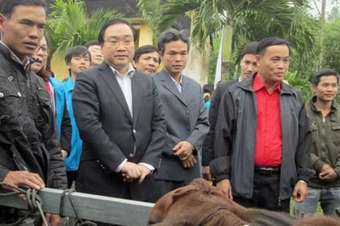 Phó Thủ tướng Hoàng Trung Hải tặng quà hộ nghèo tỉnh Quảng Ngãi