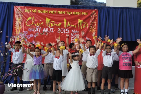 Cộng đồng người Việt khắp nơi tưng bừng đón Tết cổ truyền