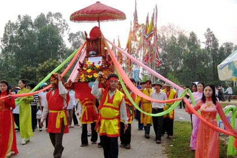 Phục dựng lễ rước nước trong Lễ hội Đền Vua Mai năm 2015