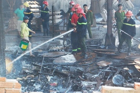 Điện Biên: Cháy xưởng chế biến gỗ nằm giữa khu đông dân cư