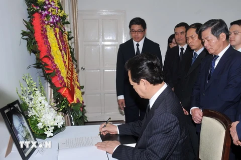 Thủ tướng ký sổ tang chia buồn ông Lý Quang Diệu từ trần