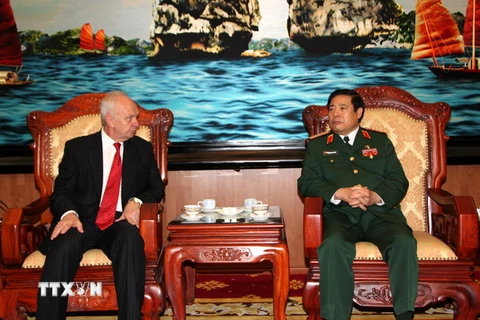Bộ trưởng Bộ Quốc phòng tiếp Đại sứ Liên bang Nga tại Việt Nam