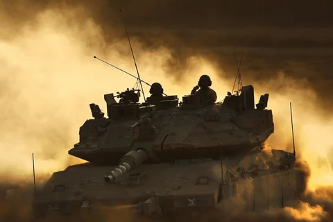 Xe tăng quân đội Israel tấn công căn cứ của Hamas ở Dải Gaza