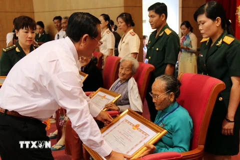 Tuyên Quang trao, truy tặng danh hiệu Bà mẹ Việt Nam Anh hùng