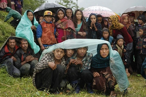 Hoạt động cứu hộ động đất tại Nepal gặp khó khăn do mưa lớn