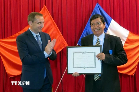 Pháp tặng Huân chương cho ông Nguyễn Văn Mễ và ông Bửu Ý