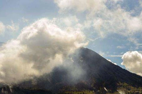 Núi lửa Turialba phun tro bụi phủ khắp thủ đô của Costa Rica