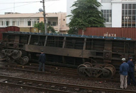Quảng Bình: Tàu hàng trật bánh, gần 1km đường sắt bị cày xới