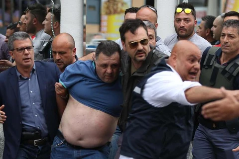 Italy: 10 người thương vong trong vụ xả súng chỉ vì cái dây phơi