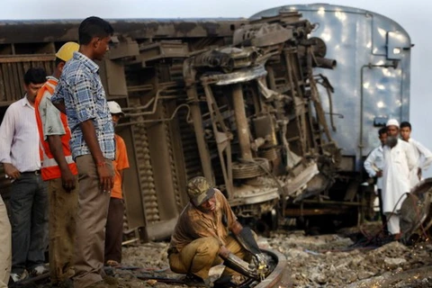 Ấn Độ: Tàu hỏa đâm xe kéo khiến hơn 40 người thương vong