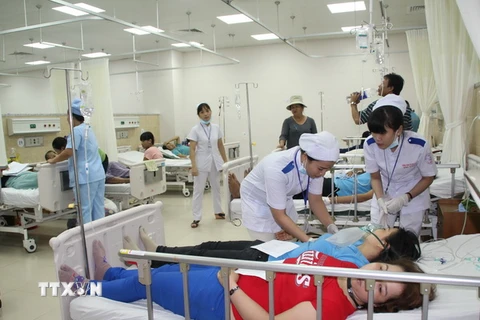 Công nhân bị ngộ độc khí đang được cấp cứu tại Bệnh viện đa khoa Đồng Nai. (Ảnh: Sỹ Tuyên/TTXVN)
