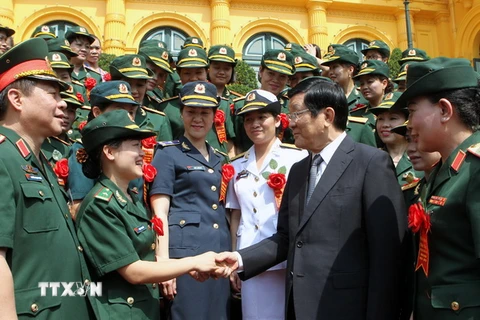 Chủ tịch nước Trương Tấn Sang gặp mặt thân mật Đoàn đại biểu các tấm gương điển hình tiên tiến xuất sắc của phụ nữ quân đội. (Ảnh: Nguyễn Khang/TTXVN)