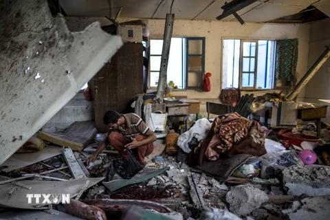 Cảnh đổ nát sau vụ nã pháo của Israel vào trường học ở Gaza. (Nguồn: AFP/TTXVN)