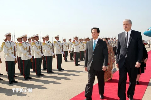 Thủ tướng Algeria Abdelmalek Sellal và Thủ tướng Nguyễn Tấn Dũng duyệt đội danh dự. (Ảnh: Đức Tám/TTXVN)