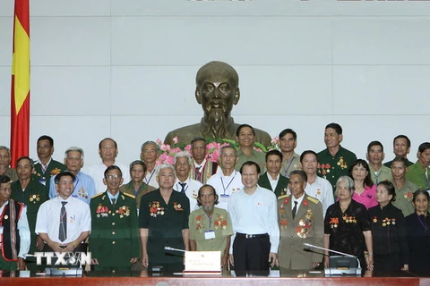 Phó Thủ tướng Vũ Văn Ninh chụp ảnh lưu niệm với các đại biểu. (Ảnh: Nguyễn Dân/TTXVN)
