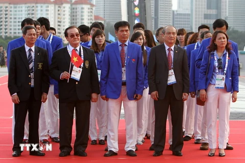 SEA Games 28: Quốc kỳ Việt Nam tung bay trên bầu trời Singapore