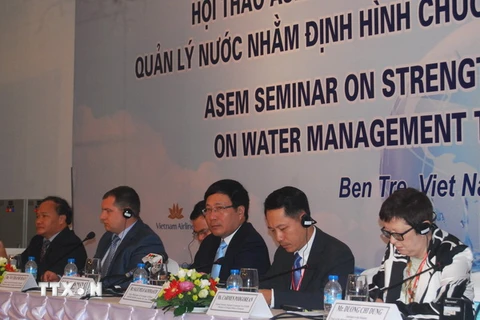 Phó Thủ tướng, Bộ trưởng Bộ Ngoại giao Phạm Bình Minh và các đại biểu tại hội thảo. (Ảnh: Văn Trí/TTXVN)