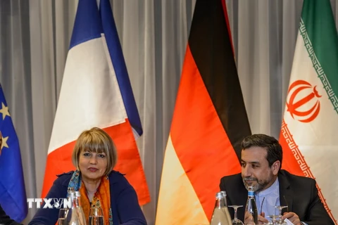 Thứ trưởng Ngoại giao Iran Abbas Araqchi (phải) tại vòng đàm phán hạt nhân giữa Iran và nhóm P5+1 ở Montreux, Thụy Sĩ hôm 5/3. ( Nguồn: AFP/TTXVN)