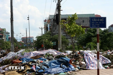  Những bãi rác thải trong khu dân cư thị xã Sơn Tây. (Ảnh: Hoàng Lâm/TTXVN)