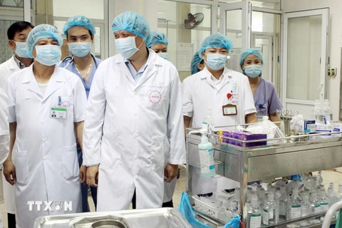 Thứ trưởng Bộ Y tế Nguyễn Thanh Long cùng đoàn công tác kiểm tra tại Bệnh viện Bệnh Nhiệt đới Trung ương. (Ảnh: Dương Ngọc/TTXVN )