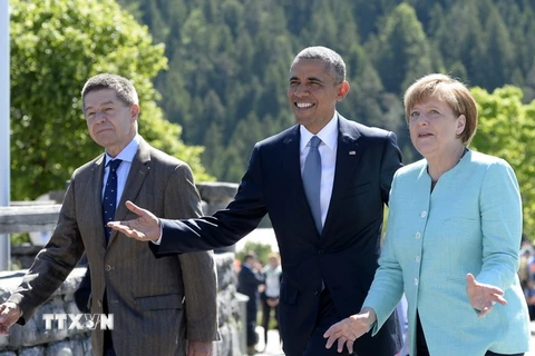 Thủ tướng Đức Angela Merkel (phải) và phu quân Joachim Sauer (trái) đón Tổng thống Mỹ Barack Obama tham dự Hội nghị thượng đỉnh G-7. (Nguồn: AFP/TTXVN)