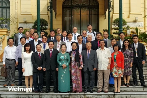 Phó Chủ tịch nước Nguyễn Thị Doan chụp ảnh lưu niệm với các đại biểu dự diễn đàn. (Nguồn: Vietnam+)