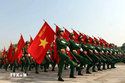 Tập luyện duyệt binh, diễu hành chào mừng kỷ niệm 40 năm Ngày Giải phóng miền Nam, thống nhất đất nước. (Ảnh: Mạnh Linh/TTXVN)