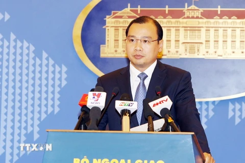 Phát ngôn viên Bộ Ngoại giao Lê Hải Bình phát biểu tại buổi họp báo. (Ảnh: Phạm Kiên/TTXVN)