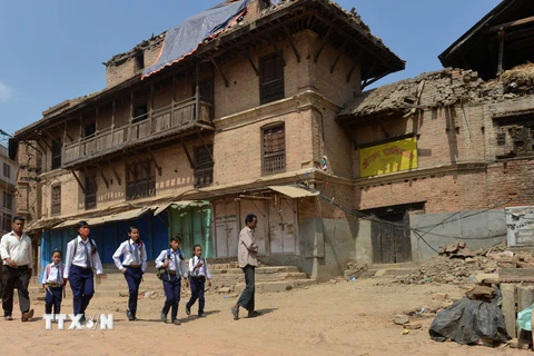 Học sinh Nepal trở lại trường học sau động đất. (Nguồn: AFP/TTXVN)