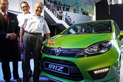Chủ tịch Proton Mahathir Mohamad (phải) bên cạnh chiếc xe Iriz do Malaysia sản xuất. (Nguồn: AP)