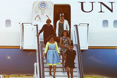 Đệ nhất Phu nhân Mỹ Michelle Obama cùng mẹ đẻ và hai con gái tại sân bay Stanted. (Nguồn: Getty)