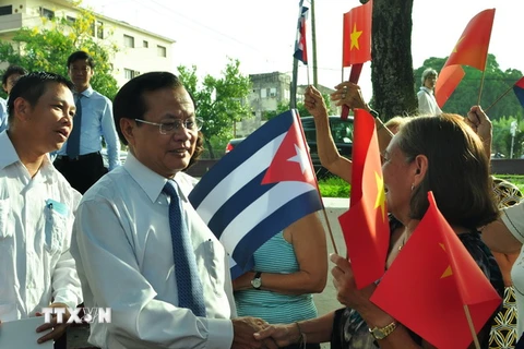 Bí thư Thành ủy Hà Nội Phạm Quang Nghị với nhân dân thủ đô La Habana. (Ảnh: Lê Hà/TTXVN)