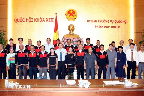 Phó Chủ tịch Quốc hội Huỳnh Ngọc Sơn chụp ảnh chung với đoàn đại biểu Dân tộc thiểu số tiêu biểu tỉnh Đắk Lắk. (Ảnh: Phạm Kiên/TTXVN)
